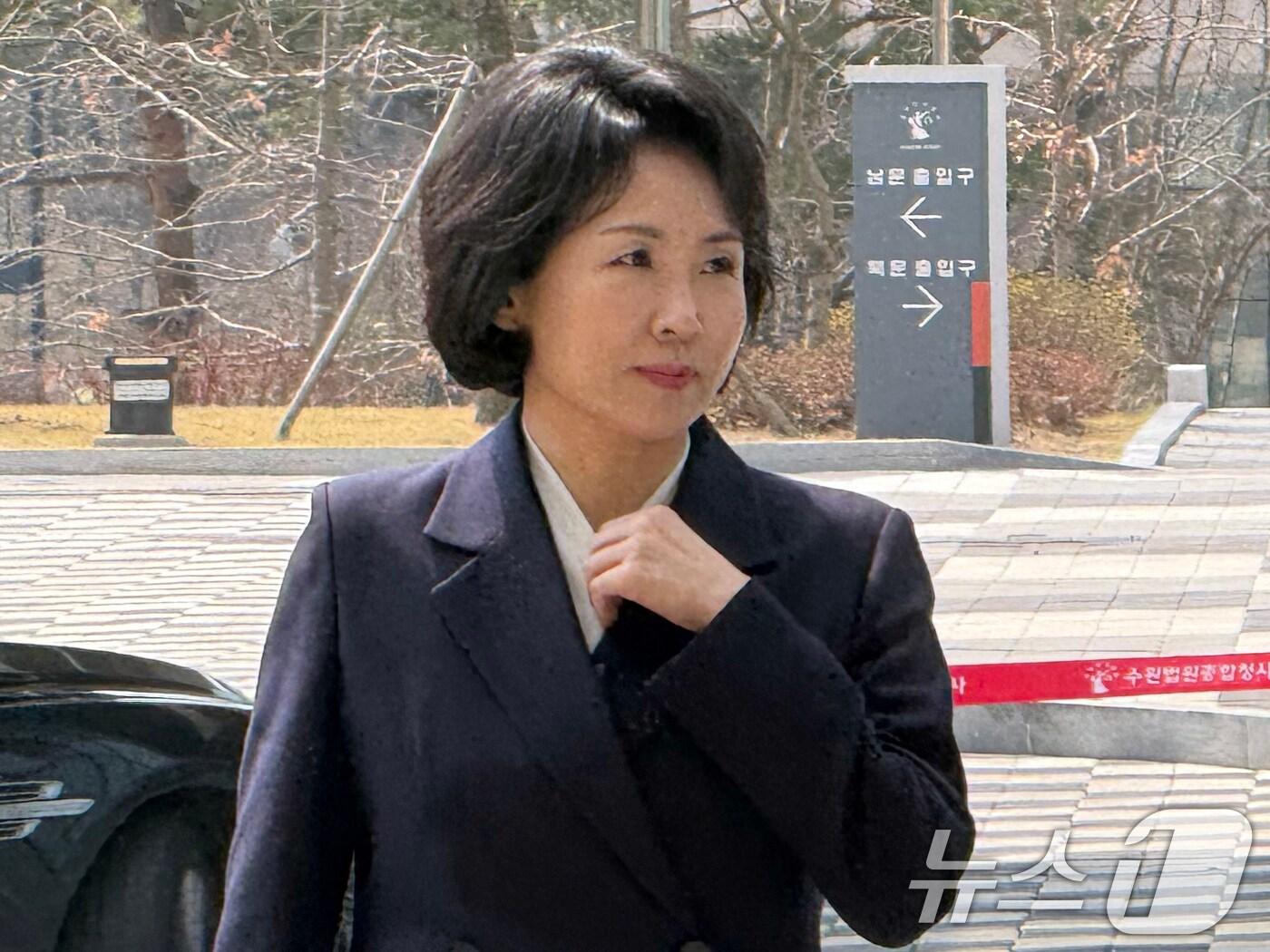 본문 이미지 - '공직선거법 위반' 혐의로 1심에서 벌금형을 선고받은 이재명 더불어민주당 대표 배우자 김혜경 씨가 31일 경기 수원시 영통구 수원지방법원에서 열린 항소심 2차 공판에 출석하고 있다. 2025.3.31/뉴스1 ⓒ News1 김기현 기자