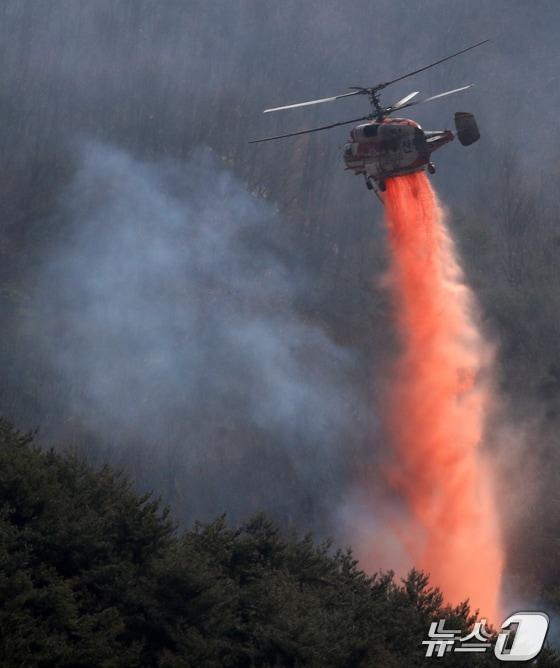 본문 이미지 - 경남 산청 대형 산불 닷새째인 25일 지리산과 인접한 산청군 시천면 구곡산 일대에 산불이 번져 산불진화 헬기가 산불지연제를 뿌리고 있다.(산청=뉴스1) 윤일지 기자