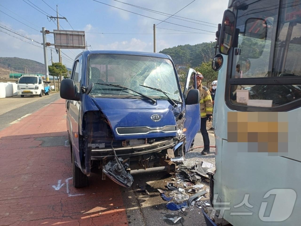 본문 이미지 - 31일 오전 9시 14분께 충남 청양 화성면 한 교차로에서 1톤 화물차가 시내버스가 충돌해 파손된 모습. (청양소방서 제공. 재판매 및 DB금지) /뉴스1