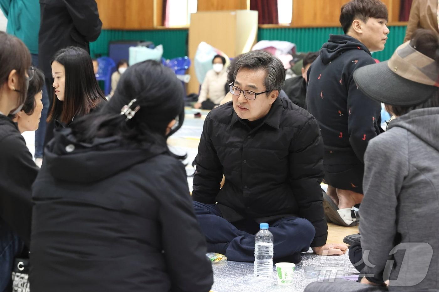 경북지역 산불 피해 이재민 대피소를 방문한 김동연 경기도지사.&#40;경기도 제공, 재판매 및 BD 금지&#41;