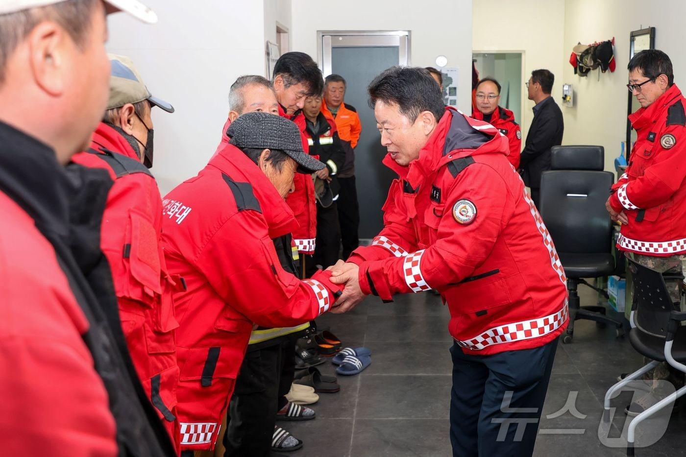 서태원 경기 가평군수가 지난 29일 산불방지대책본부와 산불방지대응센터를 찾아 직원들을 격려하고 있다.&#40;가평군 제공, 재판매 및 DB 금지&#41;/뉴스1 