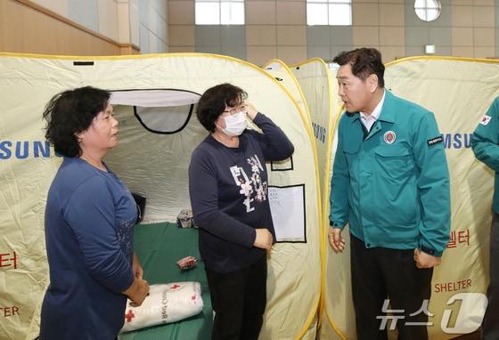 본문 이미지 - 3월27일 김관영 전북지사가 무주군 부남면사무소를 찾아 산불 피해 진화 상황 점검 및 복구 현황를 점검하고 이재민들을 위로하고 있다. (전북자치도 제공. 재판매 및 DB금지)/뉴스1