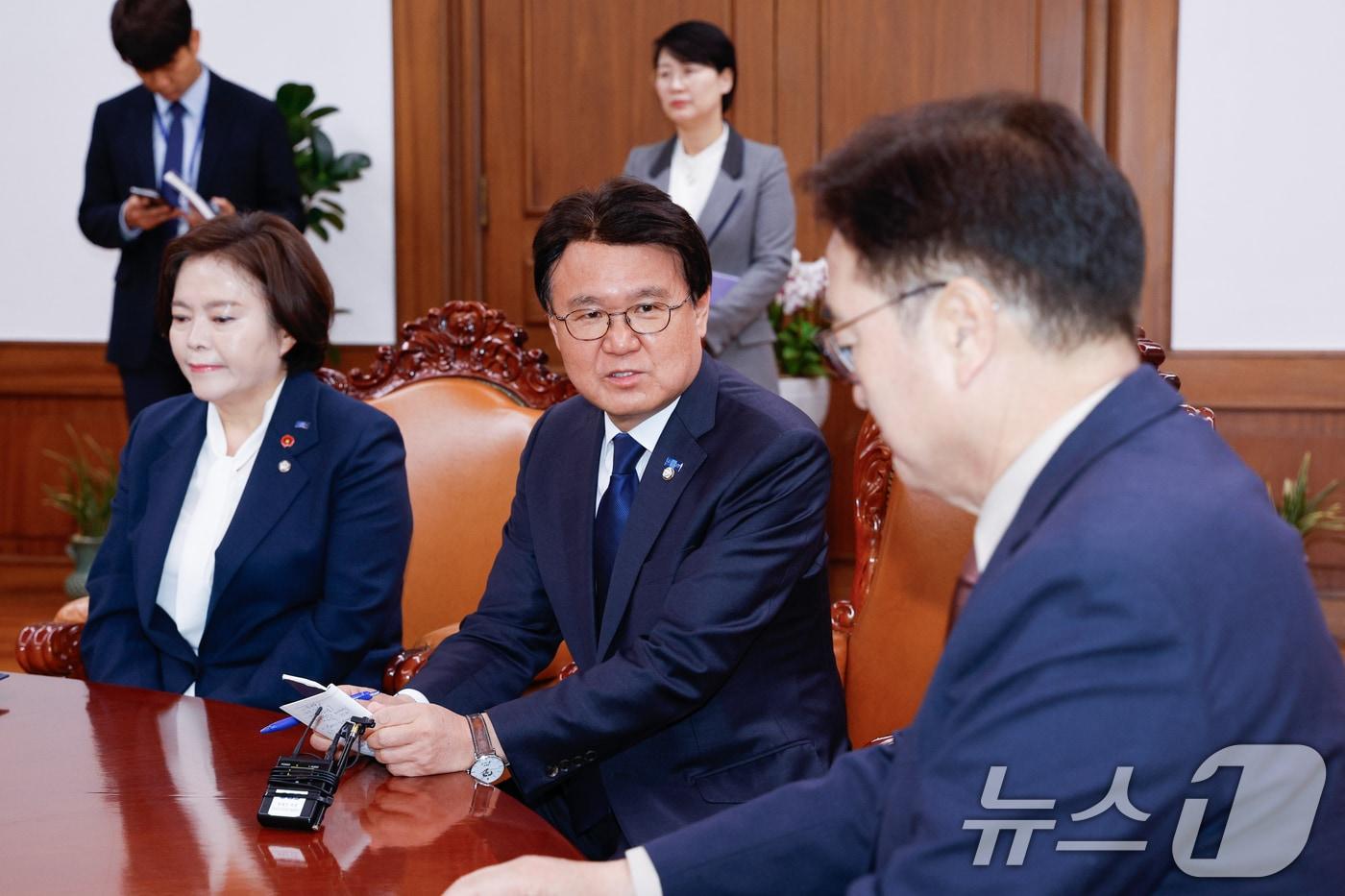 황운하 조국혁신당 원내대표, 정춘생 원내수석부대표가 31일 오후 서울 여의도 국회의장실을 찾아 우원식 의장을 면담하고 있다. 2025.3.31/뉴스1 ⓒ News1 안은나 기자