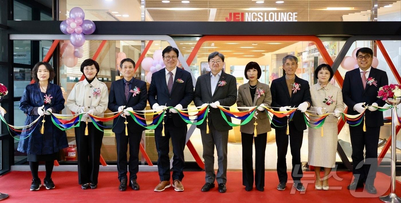 본문 이미지 - 도성훈 인천시교육감(왼쪽에서 네번째)이 남부 ‘결대로진로센터’ 개소식이 끝난 뒤 기념촬영을 하고 있다.(인천시교육청 제공. 재판매 및 DB금지)2025.3.31/뉴스1