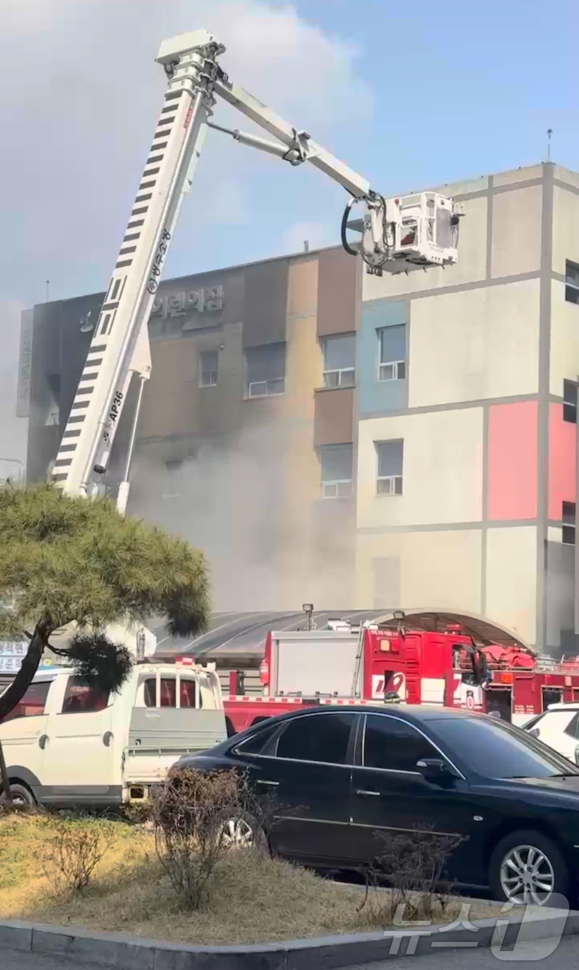 본문 이미지 - 31일 오후 1시 45분쯤 광주 광산구 신가동의 한 어린이집에서 불이 나 소방당국이 진화 작업을 하고 있다. (독자제공. 재판매 및 DB 금지)