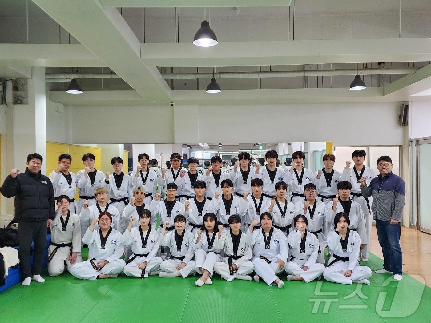 본문 이미지 - 자율전공학부 스포츠운동재활전공 신입생 안원준, 우민서, 오승주가 각각 금메달, 은메달, 동메달을 획득했다. (우송정보대학 제공.재판매 및 DB금지)/뉴스1