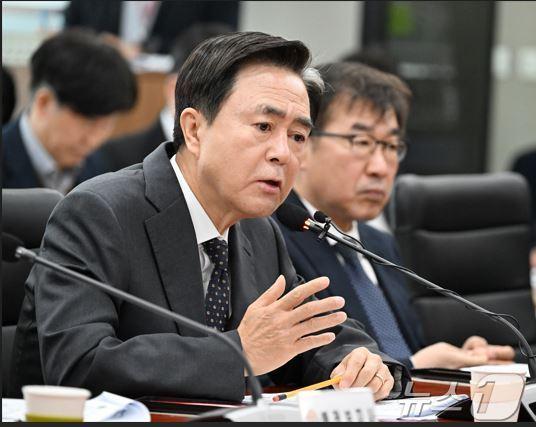 본문 이미지 - 김태흠 충남지사는 31일 실국원장회의에서 지천댐 협의체에 대해 발언하고 있다. (충남도 제공. 재판매 및 DB금지)/뉴스1