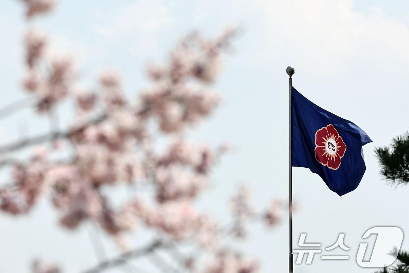 윤석열 대통령에 대한 헌법재판소(헌재)의 탄핵 심판이 소추일 기준으로 100일을 훌쩍 넘기며 연일 최장 기록을 경신하고 있는 31일 서울 종로구 헌재 깃발이 바람에 날리고 있다. 헌법재판소가 3월 내 선고일을 지정하지 않으면서 탄핵 심판 결론은 결국 4월로 넘어가게 됐다. 일각에서는 4월 중순이나 5~6월 선고설까지 나오는 모습이다. 2025.3.31/뉴스1 ⓒ News1 이승배 기자