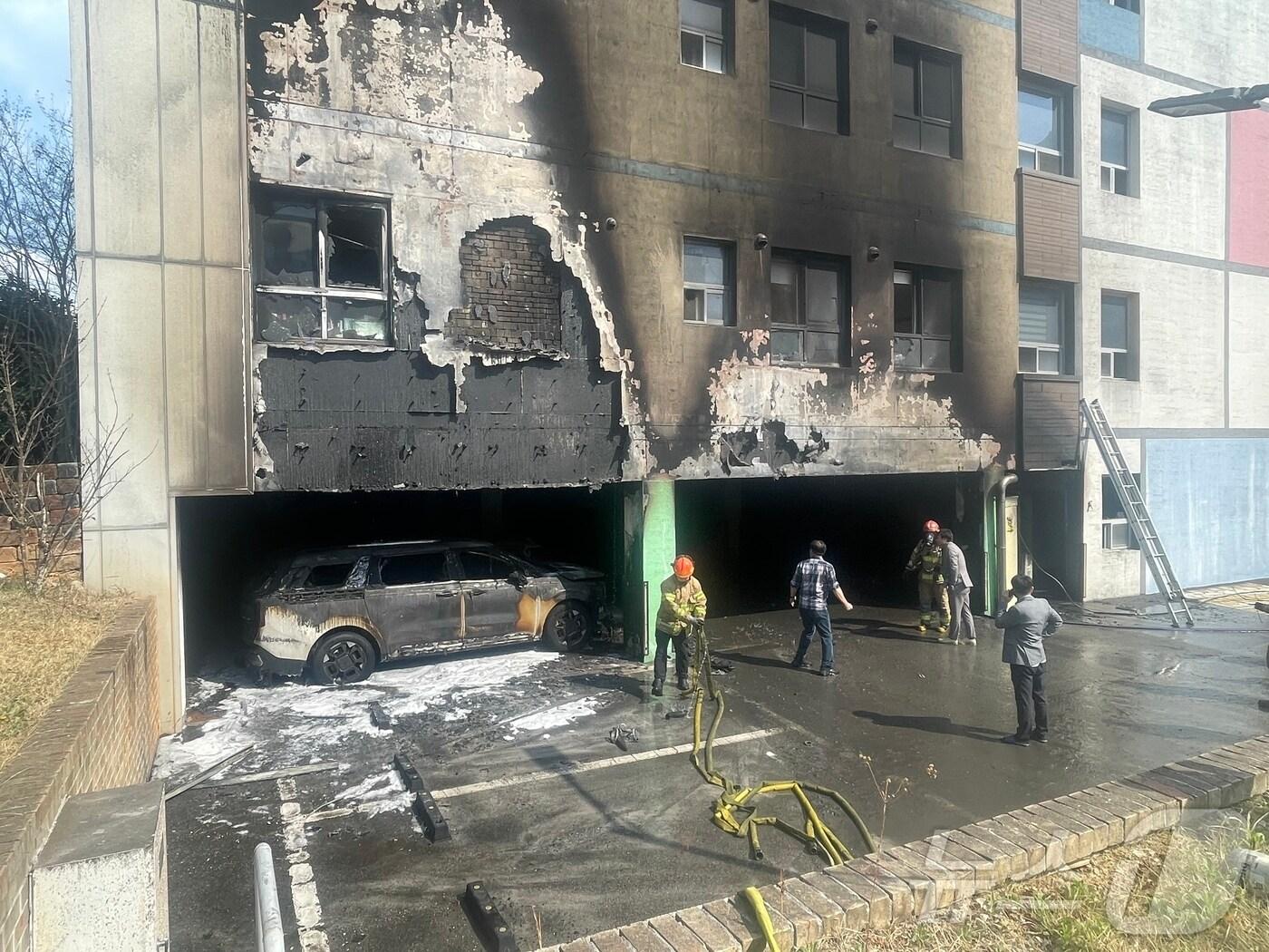 본문 이미지 - 31일 오후 1시 45분쯤 광주 광산구 신가동의 한 어린이집에서 불이 나 소방당국이 진화 마무리 작업을 벌이고 있다. 2025.3.31/뉴스1 ⓒ News1 김태성 기자