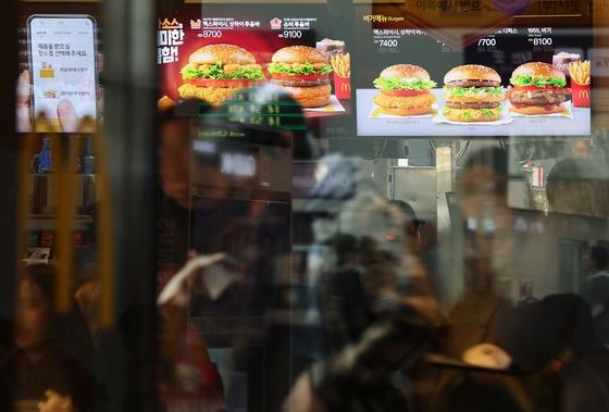 본문 이미지 - 서울의 한 맥도날드에서 시민들이 햄버거를 고르고 있다.  2025.3.31 ⓒ 뉴스1 이동해 기자