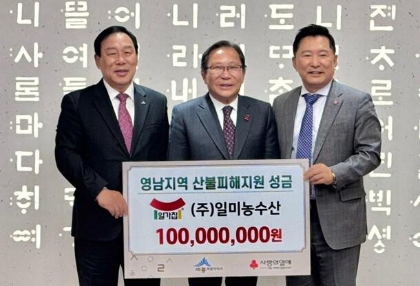 본문 이미지 - 산불 피해 지원 성금 1억원을 기탁한 오영철 일미농수산 대표(가운데)와 최민호 세종시장(왼쪽). (세종시 제공. 재판매 및 DB 금지) /뉴스1