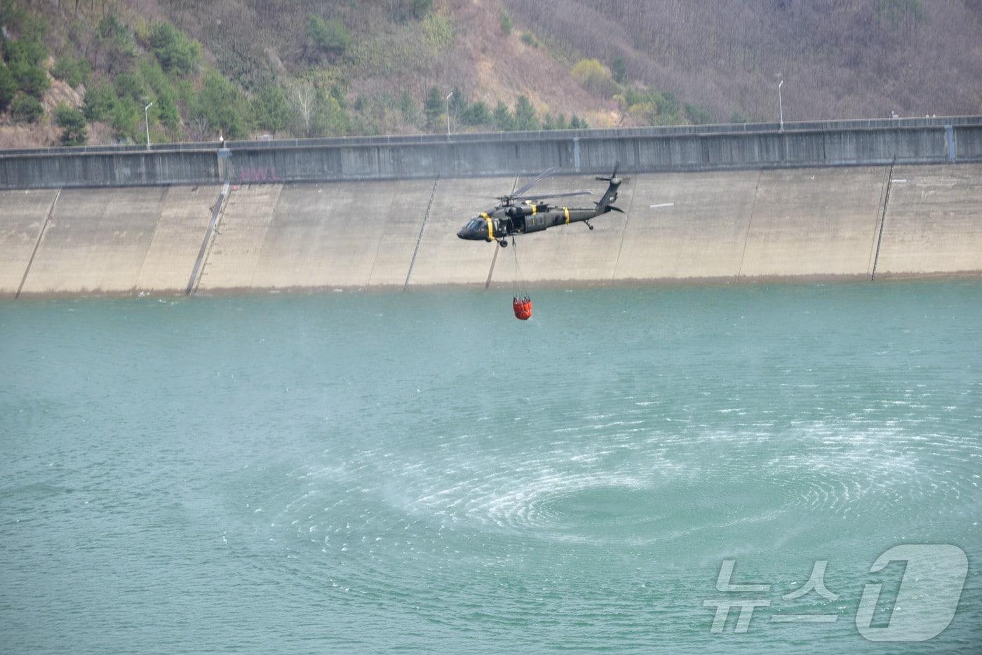주한미군의  UH-60 블랙호크 헬기가 영남권 대형 산불 진압을 지원하는 모습.&#40;주한미군 제공&#41;
