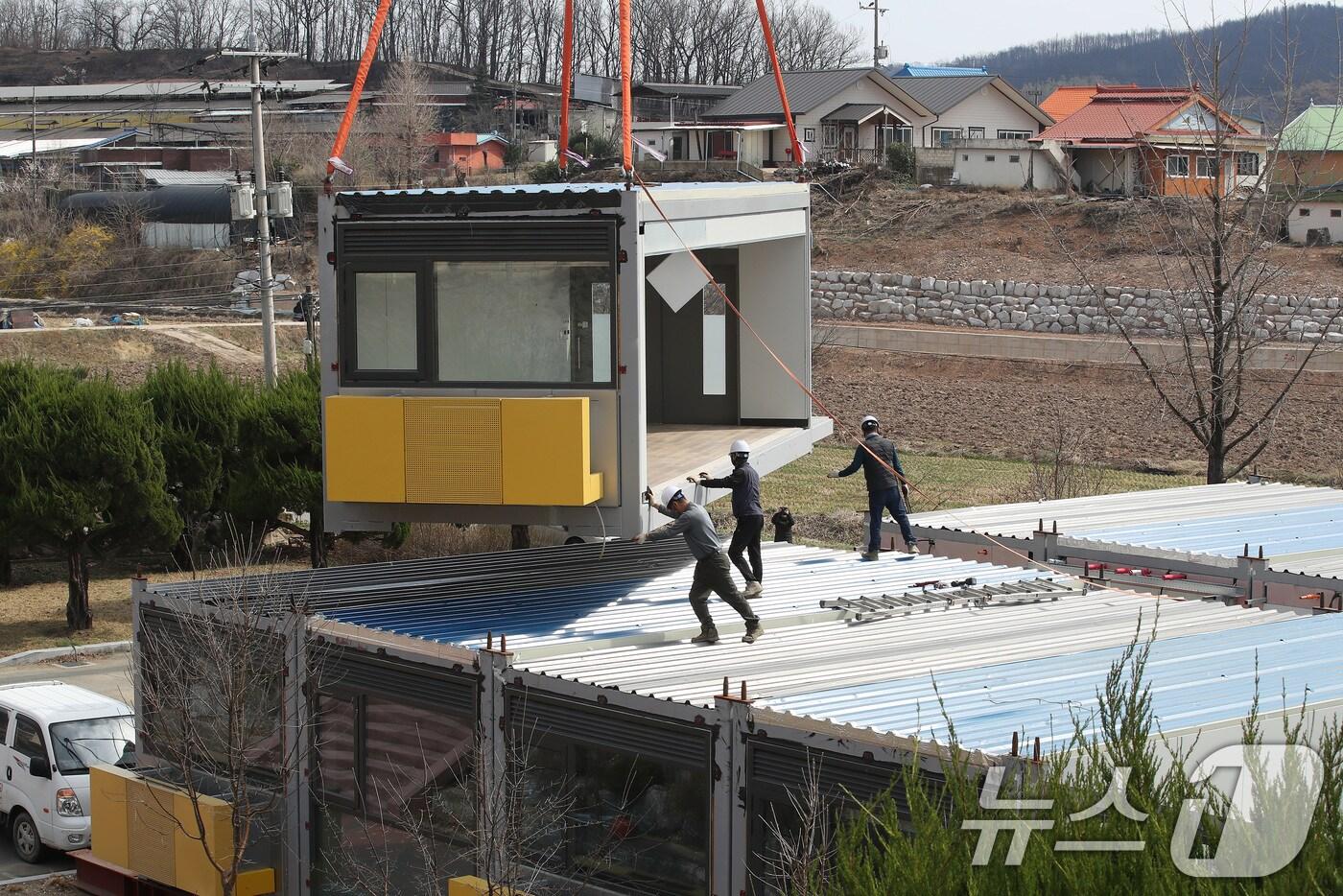 경북도는 오는 5월까지 초대형 산불 피해로 대피 생활이 길어지고 있는 이재민들을 위한 임시주택 2880여채를 설치할 계획이다.. 사진은 안동시 일직면 망호리 권정생어린이문학관 앞에 산불 피해 이재민을 위한 모듈러 주택를 설치하는 모습. ⓒ News1 공정식 기자