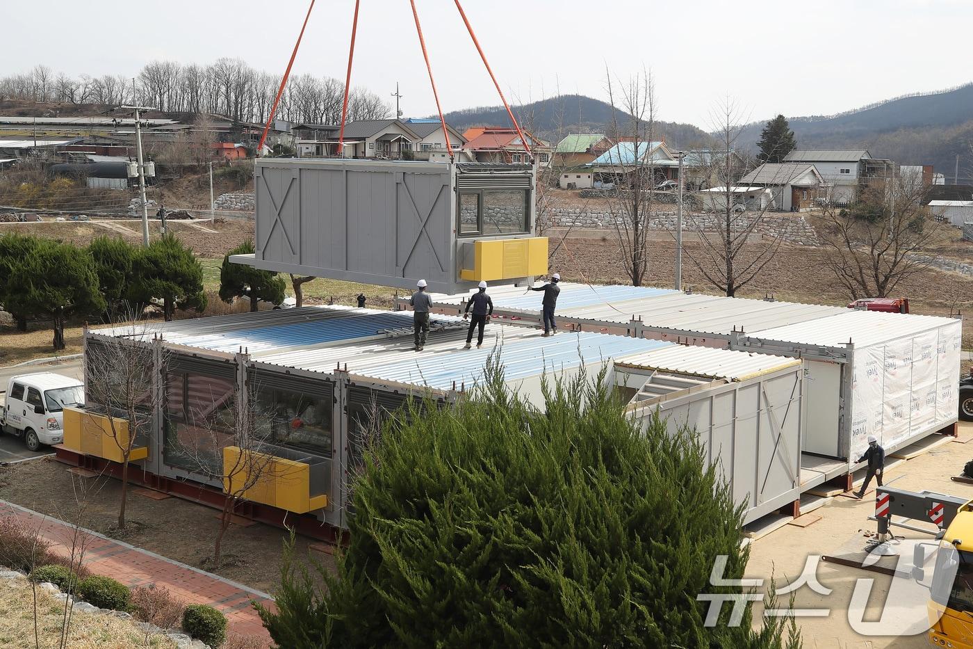 본문 이미지 - 31일 오후 경북 안동시 일직면 망호리 권정생동화나라에 산불 피해 이재민을 위한 모듈러 주택 설치가 한창이다. 2025.3.31/뉴스1 ⓒ News1 공정식 기자