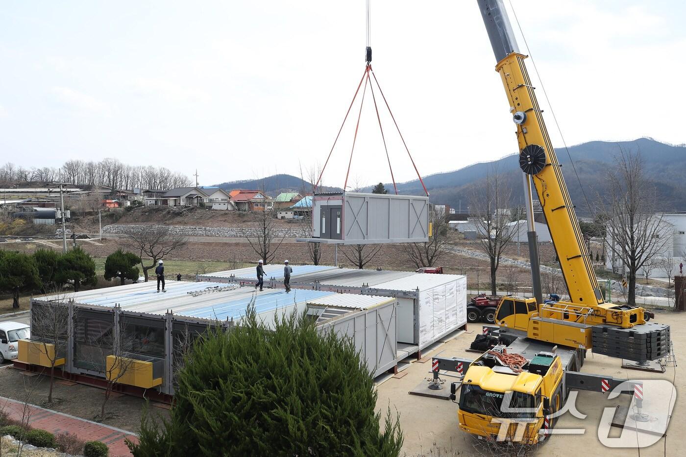 31일 오후 경북 안동시 일직면 망호리 권정생동화나라에 산불 피해 이재민을 위한 모듈러 주택 설치가 한창이다. 2025.3.31/뉴스1 ⓒ News1 공정식 기자