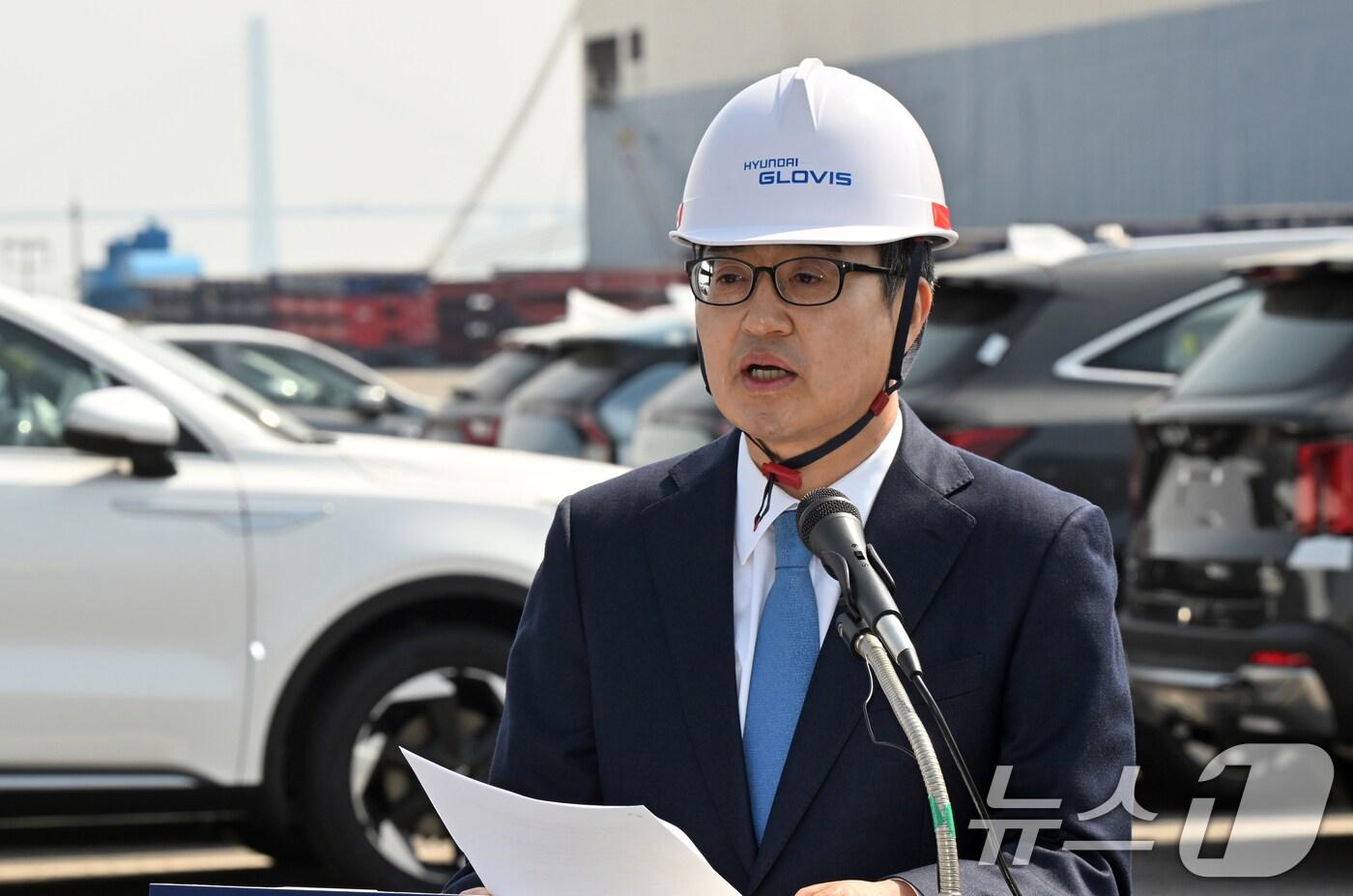 본문 이미지 - 도널드 트럼프 미국 대통령의 상호관세 발표를 앞두고 31일 오후 평택시 포승읍 현대글로비스 평택국제터미널 동부두에서 열린 '경기도 민관합동 비상경제회의'에서 김동연 경기도지사가 인사말을 하고 있다. 2025.3.31/뉴스1 ⓒ News1 경기사진공동취재단