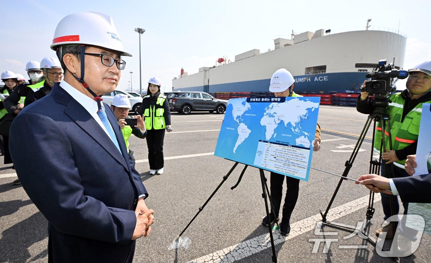 지난달 31일 오후 평택시 포승읍 현대글로비스 평택국제터미널 동부두에서 열린 '경기도 민관합동 비상경제회의'에서 김동연 경기도지사가 현장 브리핑을 듣고 있다. /뉴스1 ⓒ News1 경기사진공동취재단