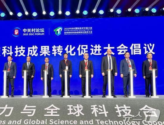 본문 이미지 - '2025 중관촌 포럼'의 과학기술 성과전환 촉진대회 창의식. 세르지오 카발리에리 베르가모대학 총장(오른쪽 세 번째), 이창원 한성대 총장(오른쪽 네 번째), 니에쭤런 베이징공업대 총장(오른쪽 다섯 번째). (한성대 제공)