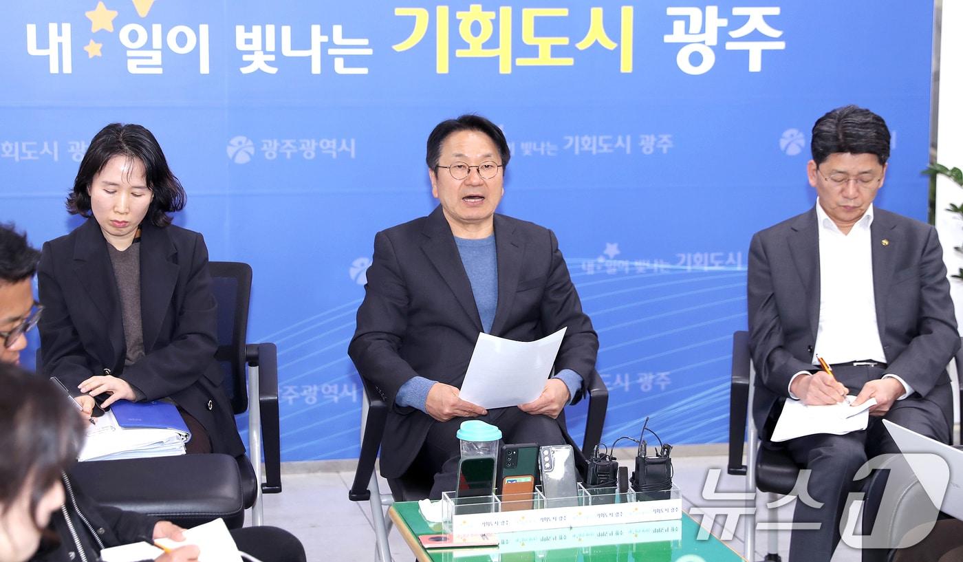 강기정 광주시장이 시청 5층 기자실에서 출입기자들과 차담회를 갖고 시정 주요현안 등에 대해 설명하고 있다.&#40;광주시 제공. 재판매 및 DB 금지&#41; 