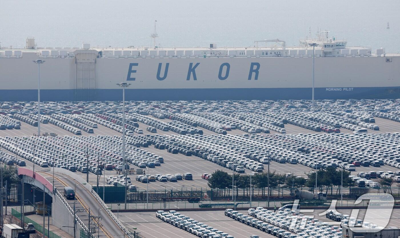 도널드 트럼프 미국 대통령의 상호관세 발표를 앞둔 31일 오후 경기 평택시 포승읍 평택항 자동차전용부두에 수출용 차량들이 세워져 있다. 2025.3.31/뉴스1 ⓒ News1 김영운 기자