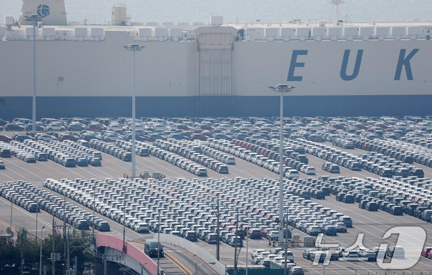 도널드 트럼프 미국 대통령의 상호관세 발표를 앞둔 31일 오후 경기 평택시 포승읍 평택항 자동차전용부두에 수출용 차량들이 세워져 있다. 2025.3.31/뉴스1 ⓒ News1 김영운 기자