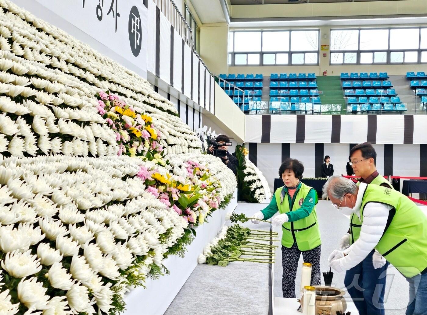 본문 이미지 - 31일 대구 달서구 안병근올림픽기념유도관에 마련된 '영남권 산불 피해 희생자 합동분향소'를 찾은 시민들이 조문하고 있다. ⓒ News1 남승렬 기자