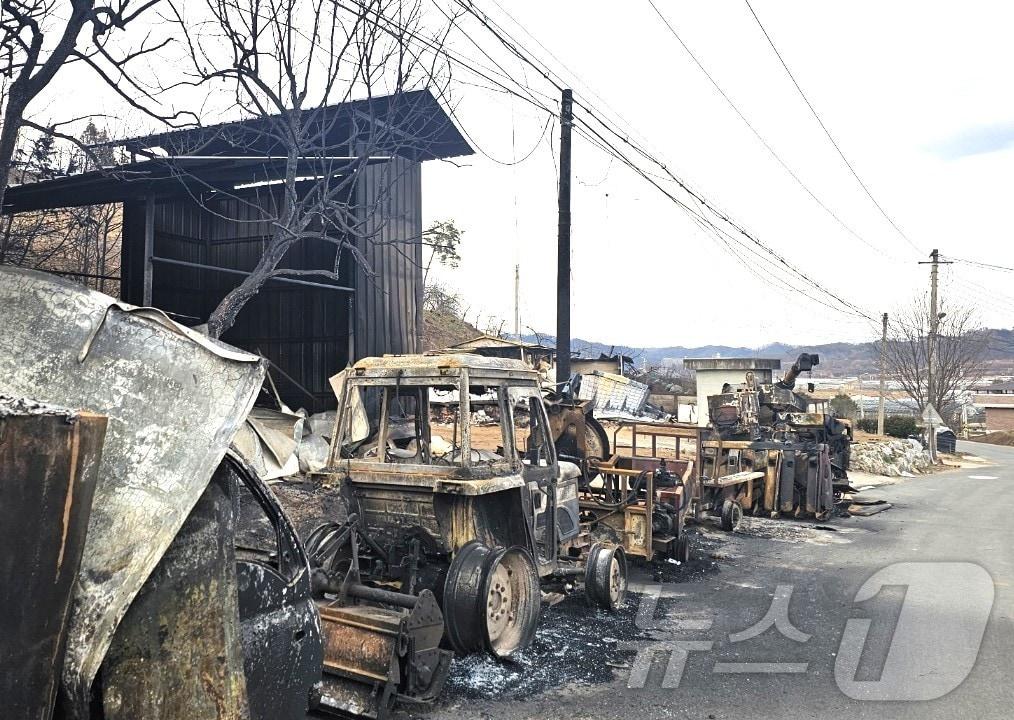 본문 이미지 - 의성 산불로 인근 안동 임하면 임하리 한 농가의 농기계가 불에 탔다.2025.3.31/뉴스1 신성훈 기자