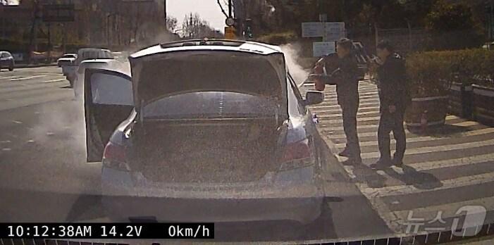 본문 이미지 - 경북 포항남부경찰서 형사팀이 30일 오전 10시쯤 사건 현장 출동 중 승용차 화재 현장을 목격하고 차에 있던 소화기로 불길이 확산되는 것을 막았다.  사진은 형사기동대 차량 블랙박스에 찍힌 진화 장면. &#40;포항남부경찰서제공&#41; 2025.3.31/뉴스1 