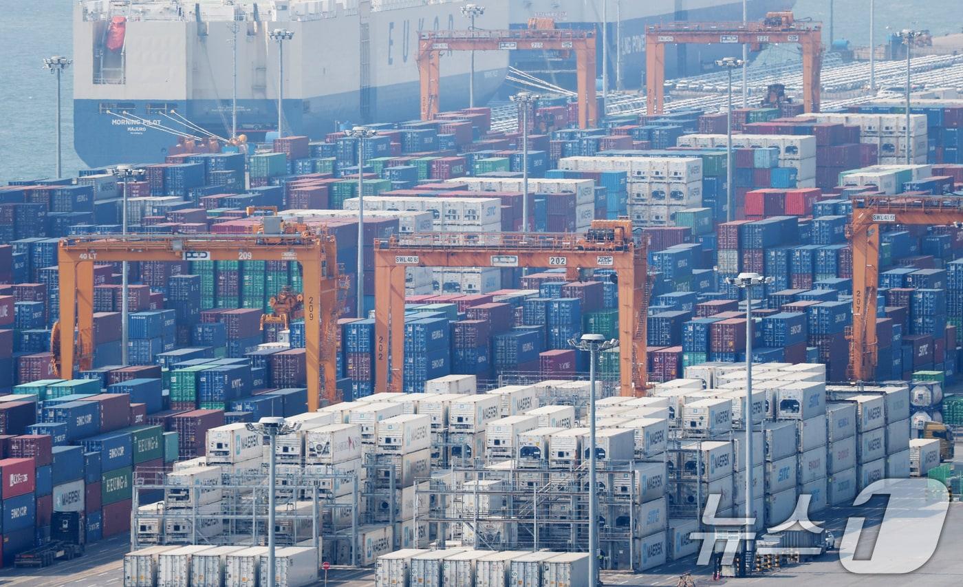 31일 오후 경기 평택시 포승읍 평택항 수출 야적장에 컨테이너들이 쌓여있다. 2025.3.31/뉴스1 ⓒ News1 김영운 기자