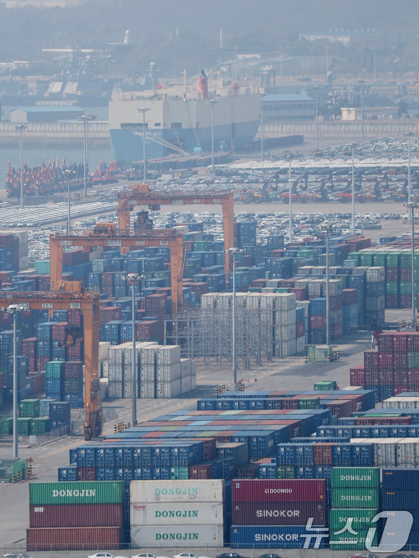 본문 이미지 - 31일 오후 경기 평택시 포승읍 평택항 수출 야적장에 컨테이너들이 쌓여있다. 통계청이 이날 발표한 '2025년 2월 산업활동동향'에서 국내 생산은 0.6%, 소비는 1.5%, 투자는 18.7% 모두 증가하면서 '트리플 증가'를 기록했다고 밝혔다. 2025.3.31/뉴스1 ⓒ News1 김영운 기자