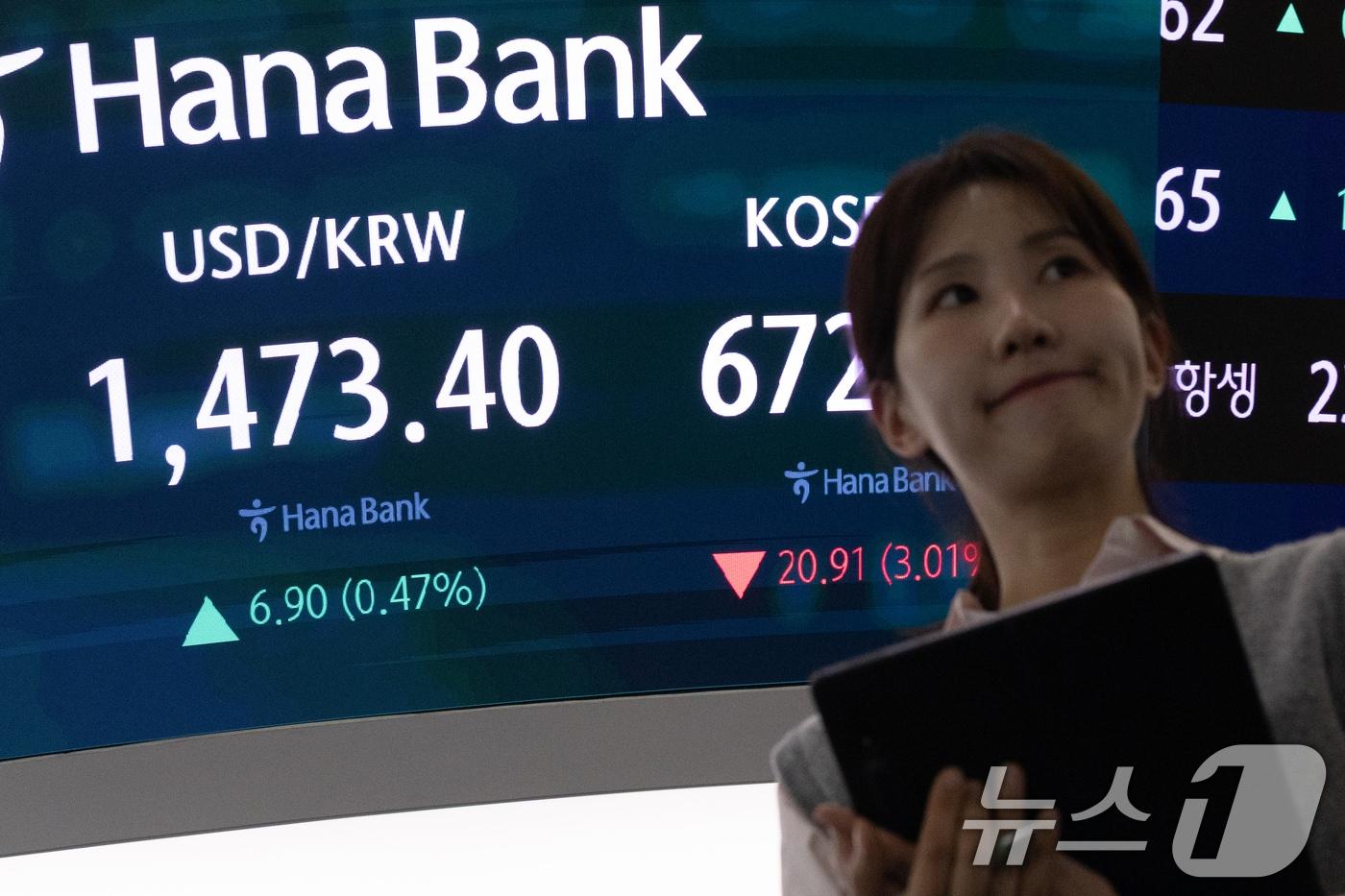 모든 상장 종목의 공매도가 전면 재개된 31일 서울 중구 하나은행 본점 딜링룸 전광판에 달러·원 환율이 전 거래일 대비 6.90원 오른 1,473.40원을 나타내고 있다. 이날 코스피 지수는 전 거래일 대비 76.86p&#40;3.00%&#41; 하락한 2,481.12, 코스닥 지수는 20.91p&#40;3.01%&#41; 하락한 672.85으로 장을 마감했다. 2025.3.31/뉴스1 ⓒ News1 이승배 기자