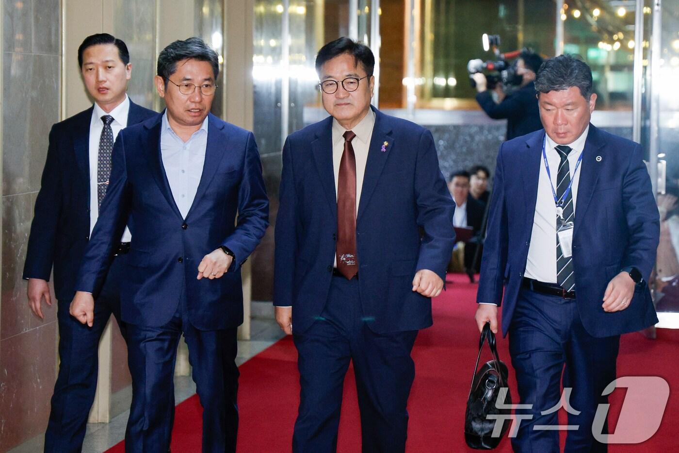 우원식 국회의장이 31일 오후 서울 여의도 국회에서 4월 본회의 일정 협의 등 여야 원내대표·원내수석부대표 회동을 하기 위해 의장실로 향하고 있다. 2025.3.31/뉴스1 ⓒ News1 안은나 기자