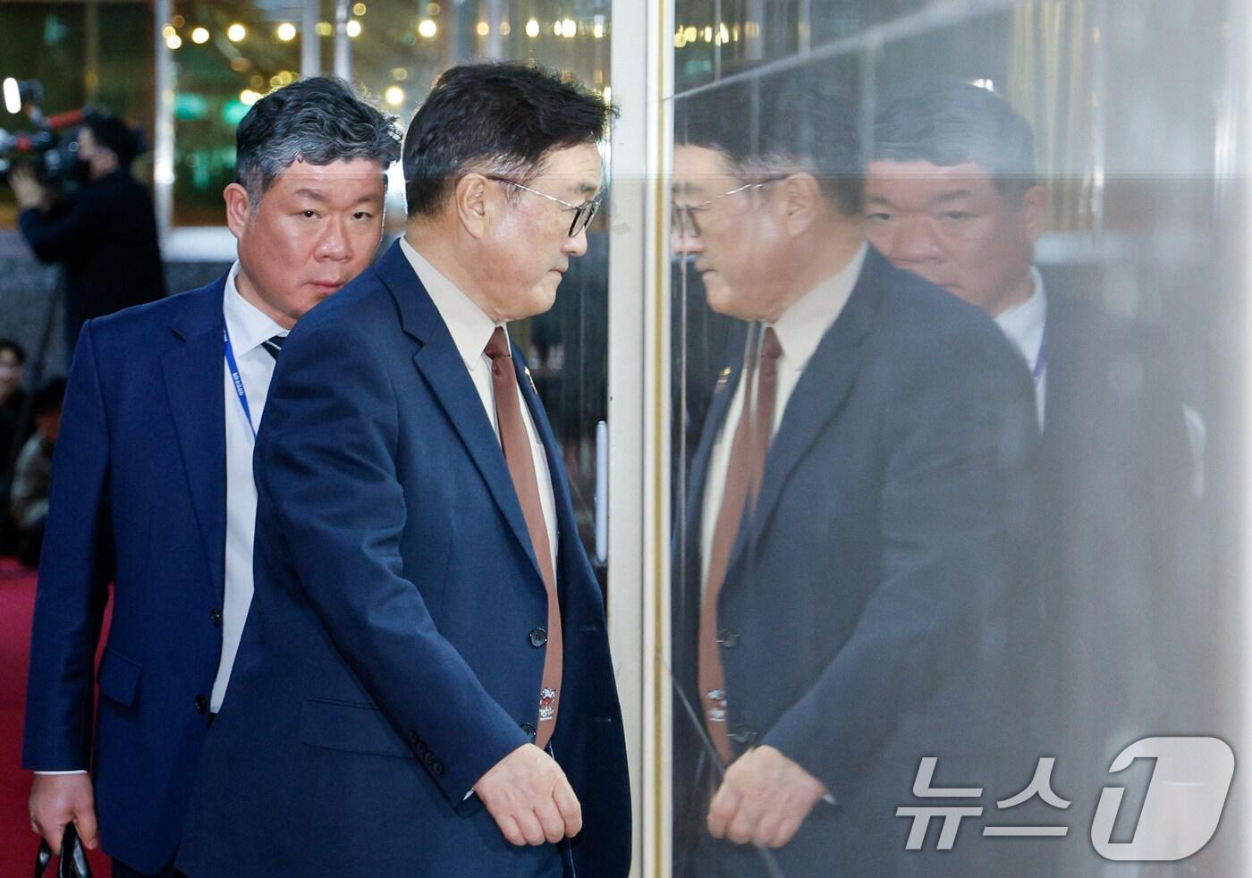 우원식 국회의장이 31일 오후 서울 여의도 국회에서 4월 본회의 일정 협의 등 여야 원내대표·원내수석부대표 회동을 하기 위해 의장실로 향하고 있다. 2025.3.31/뉴스1 ⓒ News1 안은나 기자