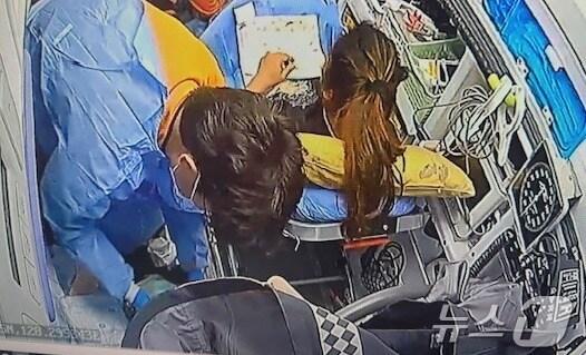 본문 이미지 - 지난 26일 필리핀 산모가 성주소방서 119 구급차에서 응급 분만 구조서비스를 받고 있다. (성주소방서 제공. 재판매 및 DB금지) 2025.3.31/뉴스1