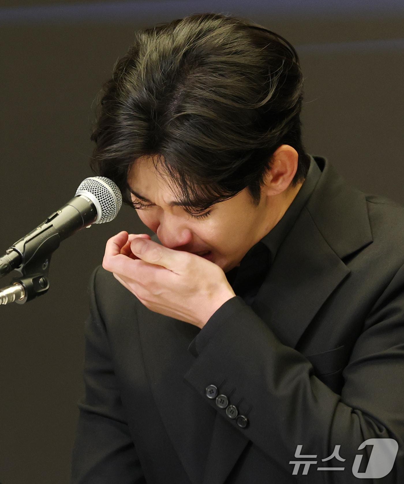본문 이미지 - 배우 김수현이 31일 오후 서울 마포구 스탠포트호텔에서 긴급 기자회견을 열고 고(故) 김새론이 미성년자일 때부터 교제했다는 의혹을 비롯한 각종 논란에 대해 입장을 밝히던 중 눈물을 흘리고 있다. 2025.3.31/뉴스1 ⓒ News1 권현진 기자