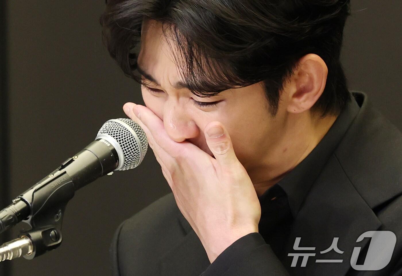 배우 김수현이 31일 오후 서울 마포구 스탠포트호텔에서 긴급 기자회견을 열고 고(故) 김새론이 미성년자일 때부터 교제했다는 의혹을 비롯한 각종 논란에 대해 입장을 밝히고 있다. 2025.3.31/뉴스1 ⓒ News1 권현진 기자