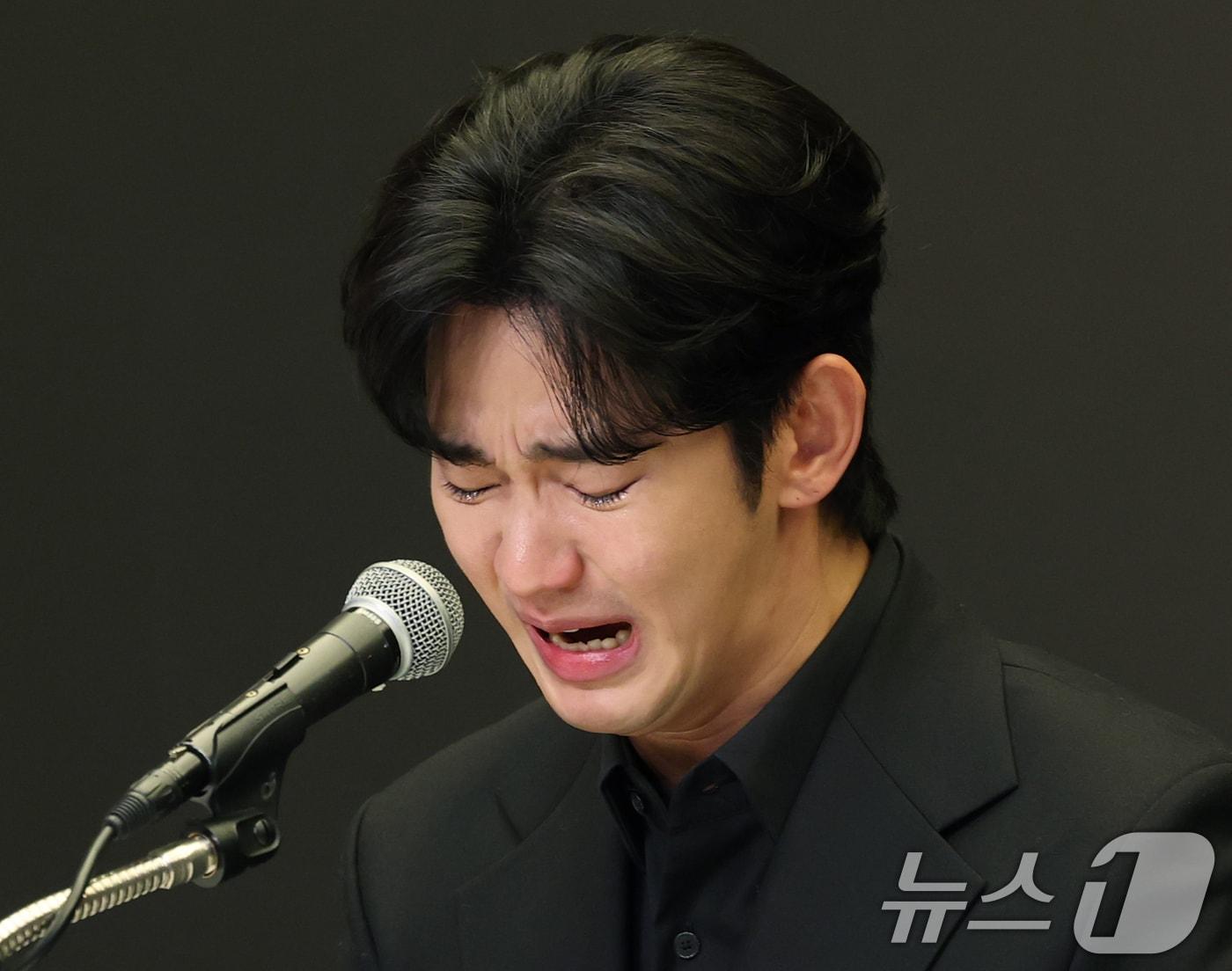 본문 이미지 - 배우 김수현이 31일 오후 서울 마포구 스탠포트호텔에서 긴급 기자회견을 열고 고(故) 김새론이 미성년자일 때부터 교제했다는 의혹을 비롯한 각종 논란에 대해 입장을 밝히고 있다. 2025.3.31/뉴스1 ⓒ News1 권현진 기자