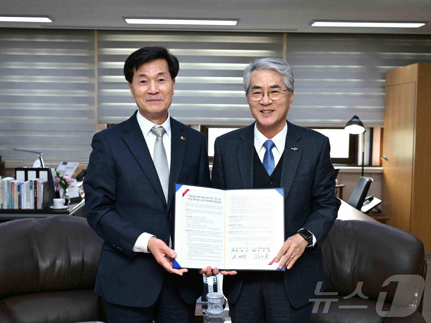 본문 이미지 - 31일 안병구 밀양시장(왼쪽)과 박종훈 경남교육감이 도교육청에서 밀양도서관 신축이전 협약을 체결하고 있다.(밀양시 제공. 재판매 및 DB금지)