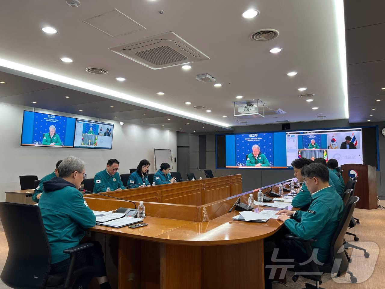 본문 이미지 - 미얀마 지진 관련 본부-공관 합동 상황점검회의.&#40;외교부 제공&#41;