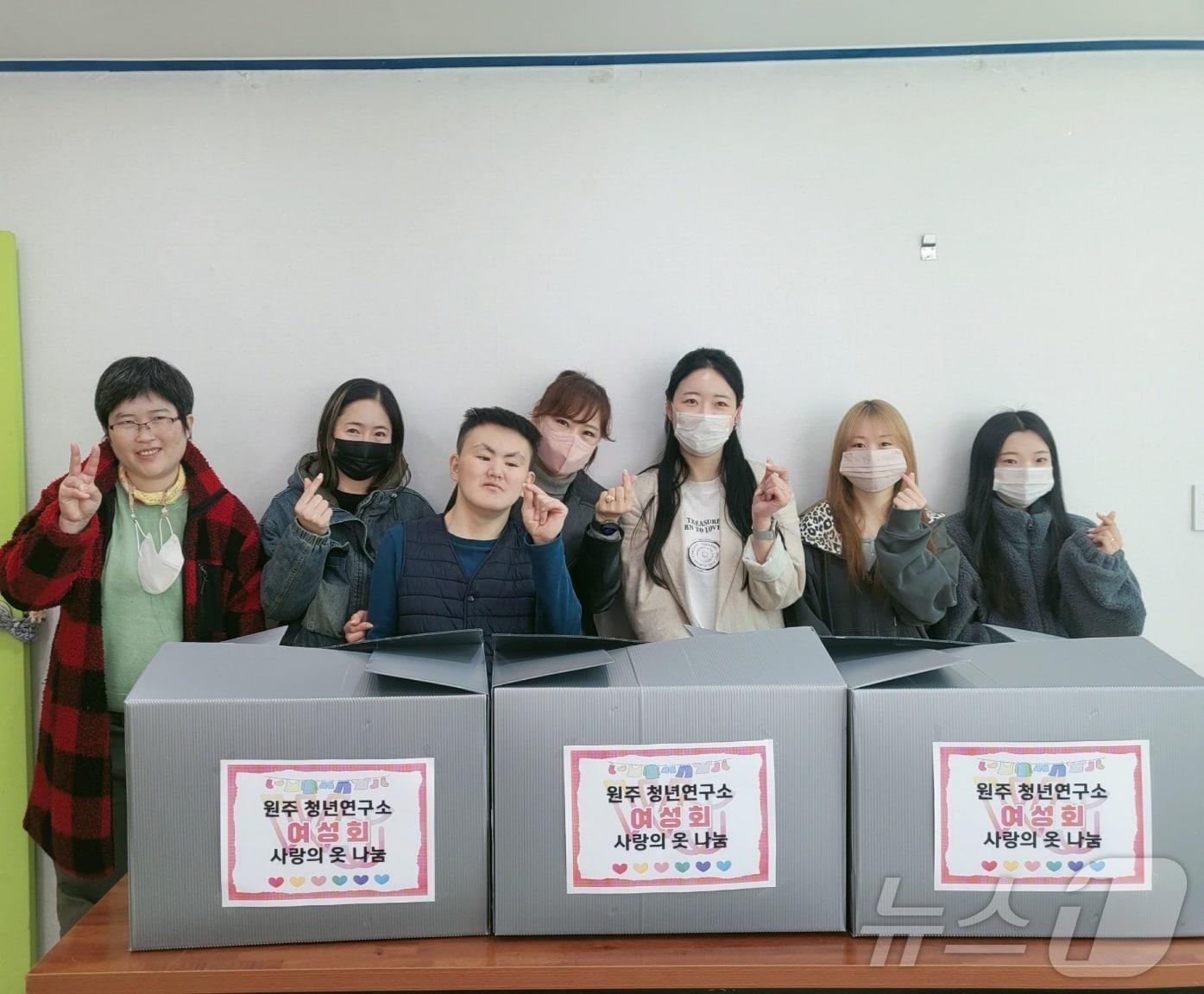 본문 이미지 - 강원 원주청년연구소의 여성회가 31일 '어울림 원주시 발달장애인 주간활동제공기관'을 방문해 '사랑의 옷 나눔' 봉사활동을 했다. (원주청년연구소 여성회 제공. 재판매 및 DB금지) 2025.3.31/뉴스1