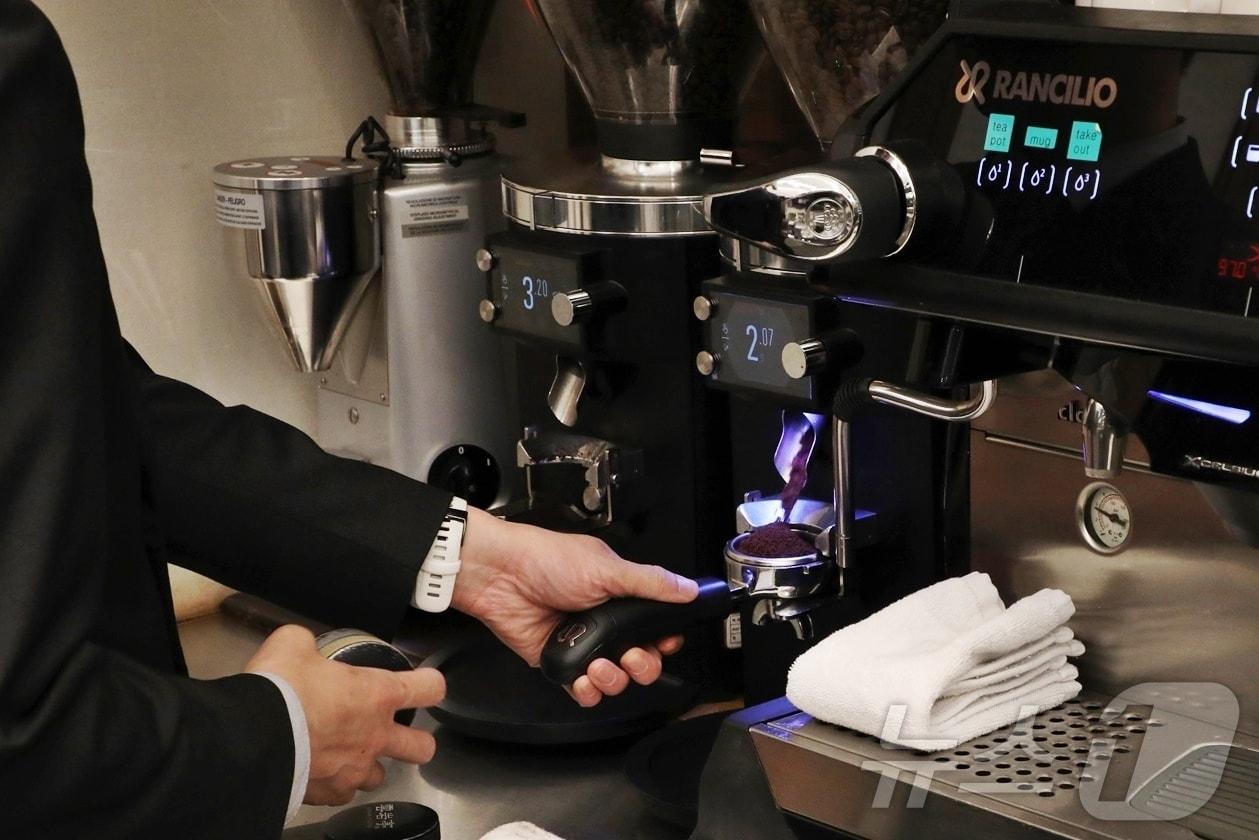 본문 이미지 - 강원랜드가 운영하는 하이원리조트의 한옥 베이커리 카페 &#39;운암정&#39; 내 커피 제조 모습. &#40;강원랜드 제공. 재판매 및 DB금지&#41; 2025.3.31/뉴스1