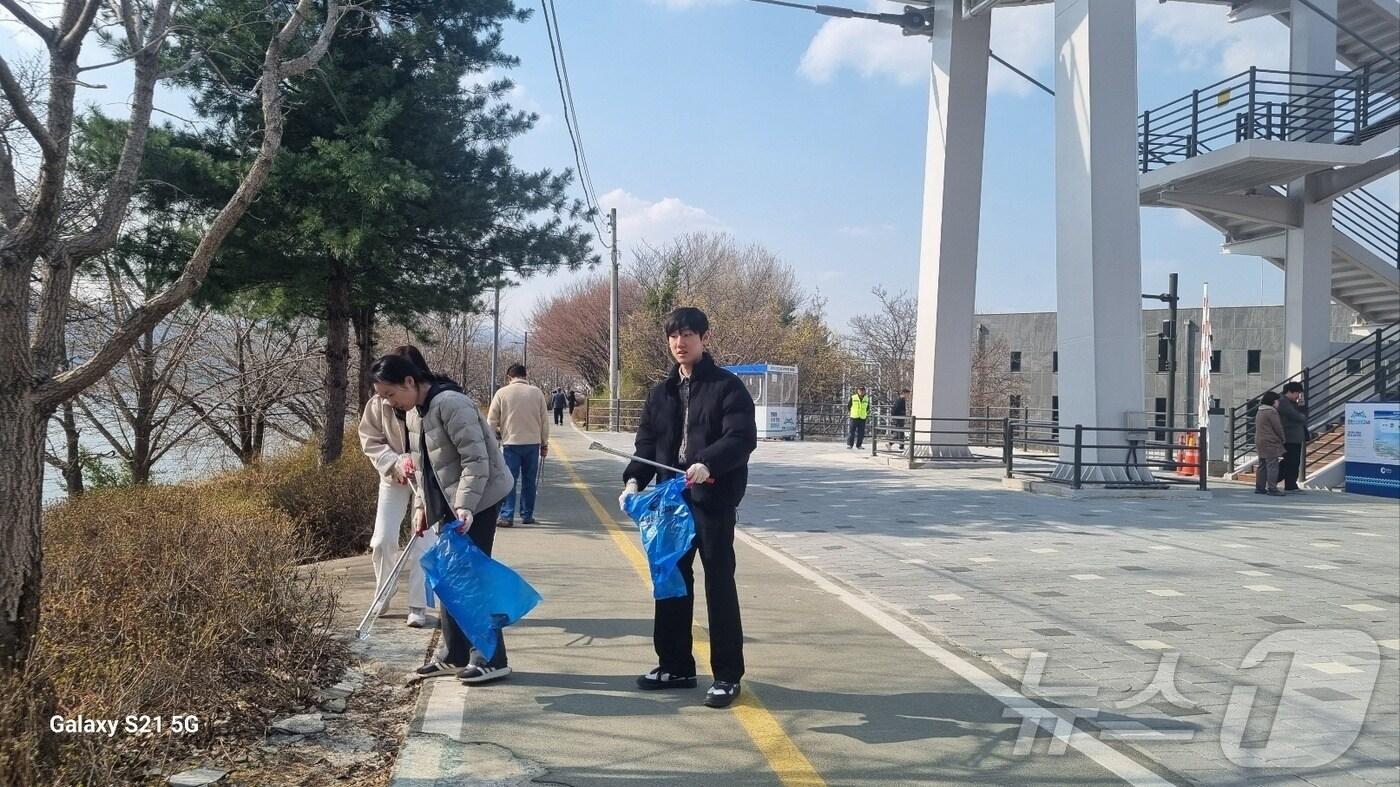  춘천시 관광개발과 직원들 '춘천사이로248'와 임시주차장 일대 청소.(춘천시 제공, 재판매 및 DB금지) 