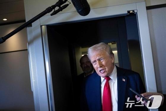 본문 이미지 - 도널드 트럼프 미국 대통령이 대통령 전용기 에어포스원에서 기자들의 질문에 답하고 있다./AFP=뉴스1