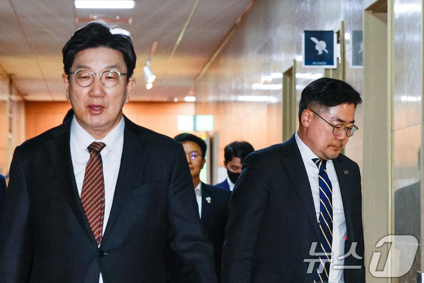 국민의힘 권성동(왼쪽), 더불어민주당 박찬대 원내대표가 31일 오후 서울 여의도 국회의장실에서 여야 원내대표·원내수석부대표 회동을 마친 후 나오고 있다. 2025.3.31/뉴스1 ⓒ News1 안은나 기자