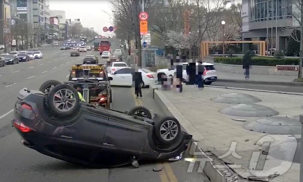 본문 이미지 -  31일 오후 6시 14분께 전북자치도 전주시 완산구 서신동 롯데백화점 인근 도로에서 SUV가 전복됐다.(전북소방 제공. 재판매 및 DB금지)