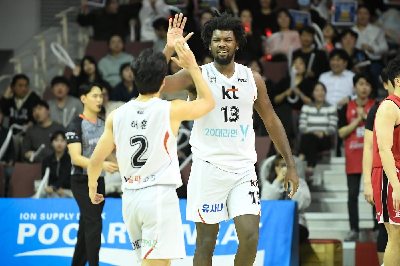 프로농구 수원 KT의 레이션 해먼즈와 허훈. (KBL 제공)