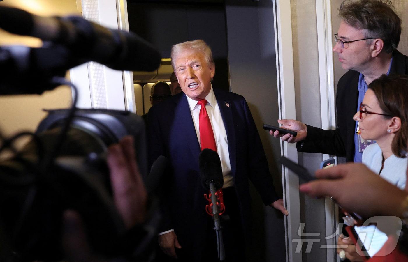 도널드 트럼프 미국 대통령이 30일(현지시간) 미국 워싱턴DC로 돌아오는 에어포스원 기내에서 기자들과 이야기를 나누고 있다. ⓒ 로이터=뉴스1 ⓒ News1 류정민 특파원