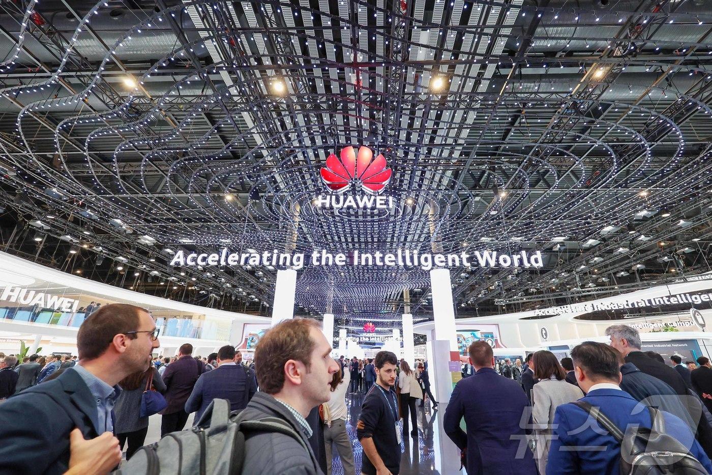 3일&#40;현지시간&#41; 스페인 바르셀로나 피라 그란 비아 전시장에서 열린 &#39;모바일 월드 콩그레스&#40;MWC&#41; 2025&#39;에 마련된 화웨이 부스가 관람객들로 붐비고 있다. 2025.3.4/뉴스1 ⓒ News1 민경석 기자