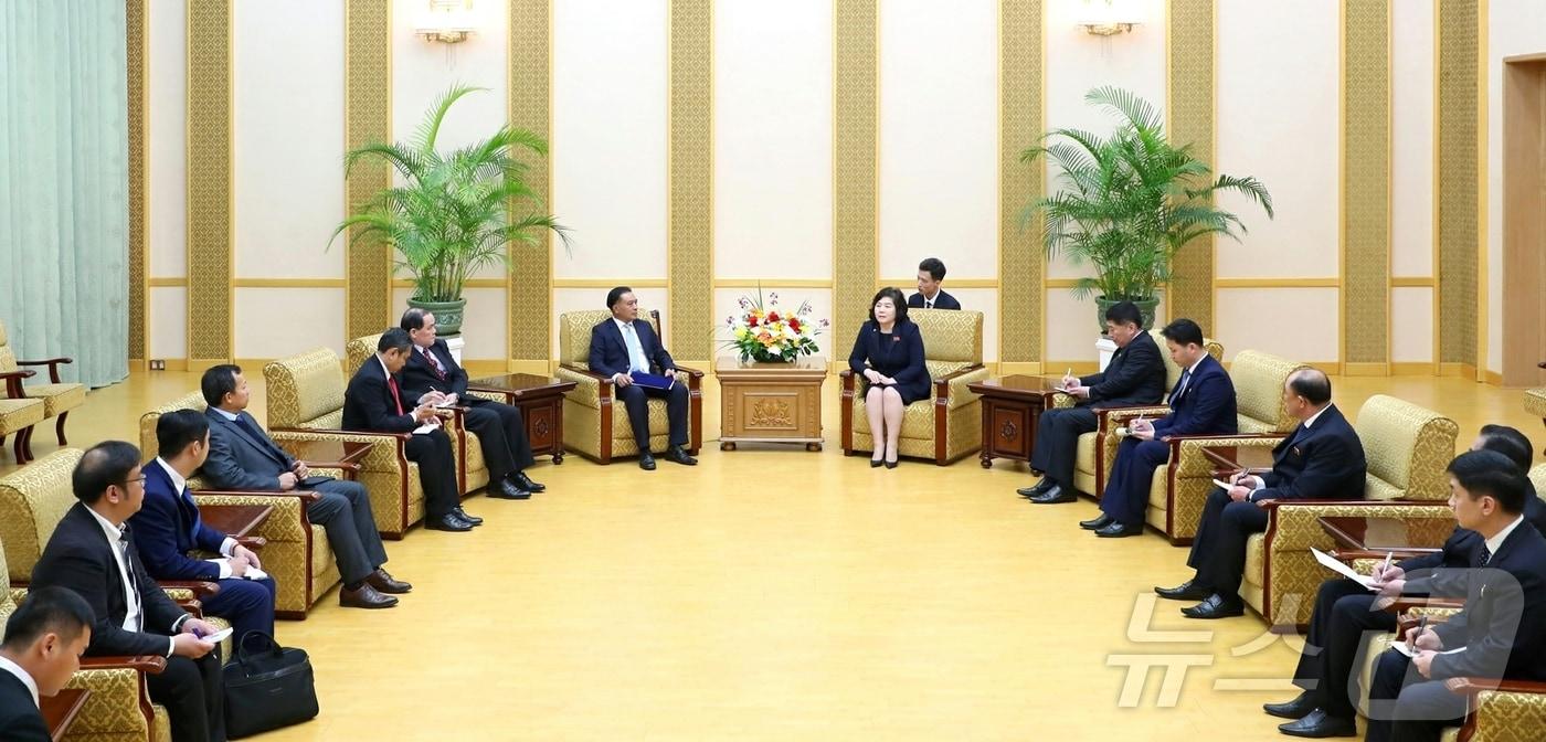 &#40;평양 노동신문=뉴스1&#41; = 최선희 외무상을 만난 라오스 외무성 대표단. [국내에서만 사용가능. 재배포 금지. DB 금지. For Use Only in the Republic of Korea. Redistribution Prohibited] rodongphoto@news1.kr