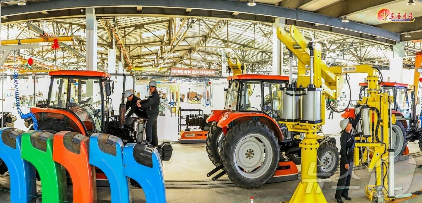 본문 이미지 - (평양 노동신문=뉴스1) = 북한 노동당 기관지 노동신문은 4일 "위대한 헌신 자욱 위에 펼쳐지는 농촌 기계화의 새 역사"라면서 금성뜨랙또르(트랙터)공장을 조명했다. [국내에서만 사용가능. 재배포 금지. DB 금지. For Use Only in the Republic of Korea. Redistribution Prohibited] rodongphoto@news1.kr